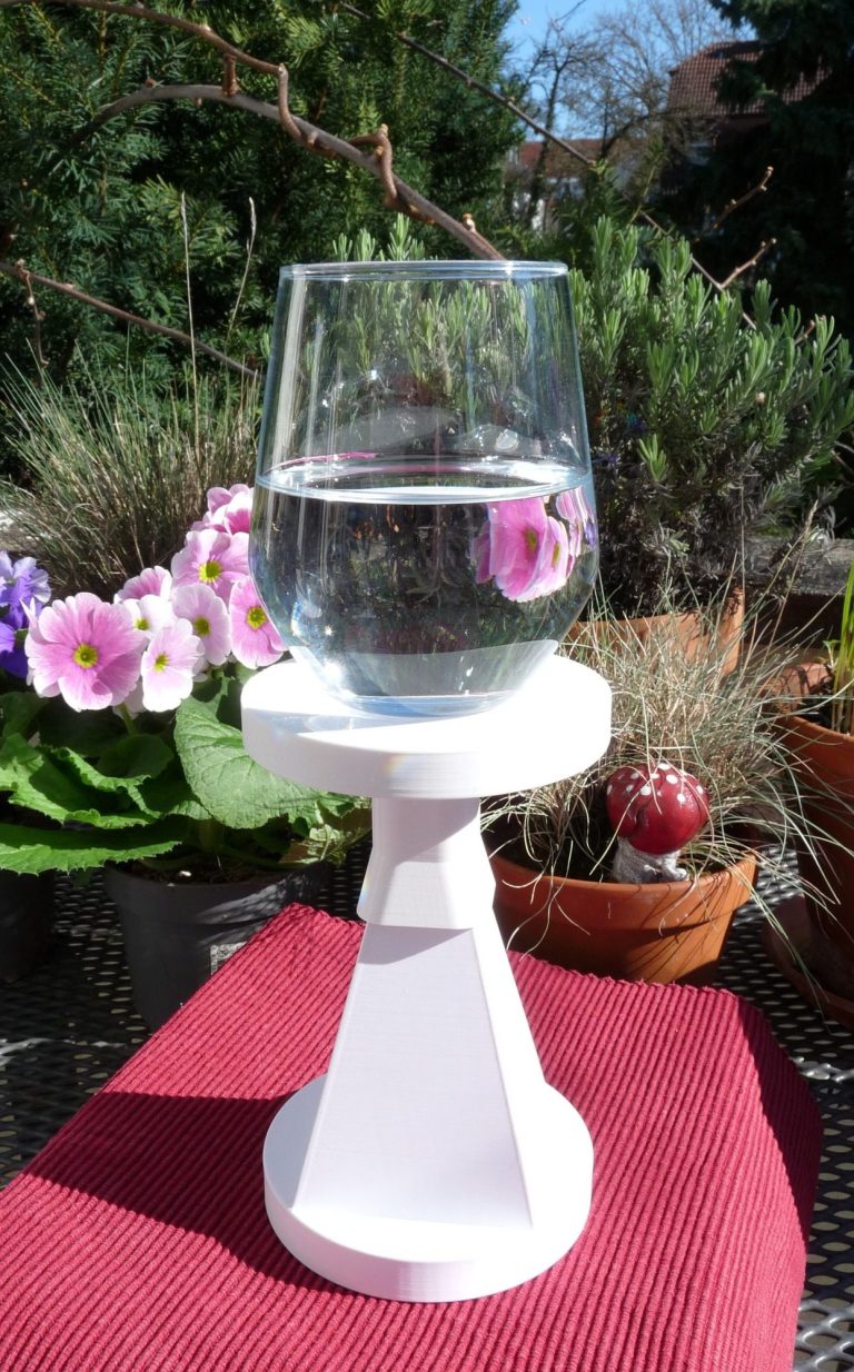 Auf der Podestpyramide ist eine Energetisierungsplattform angebracht auf der ein Glas mit Wasser kraftvoll energetisiert wird.