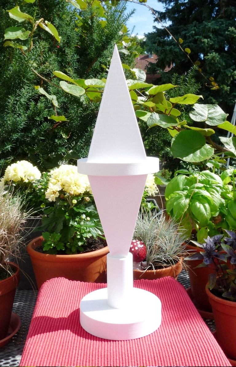 Tisch-Doppelpyramide stehend auf einem Terassentisch