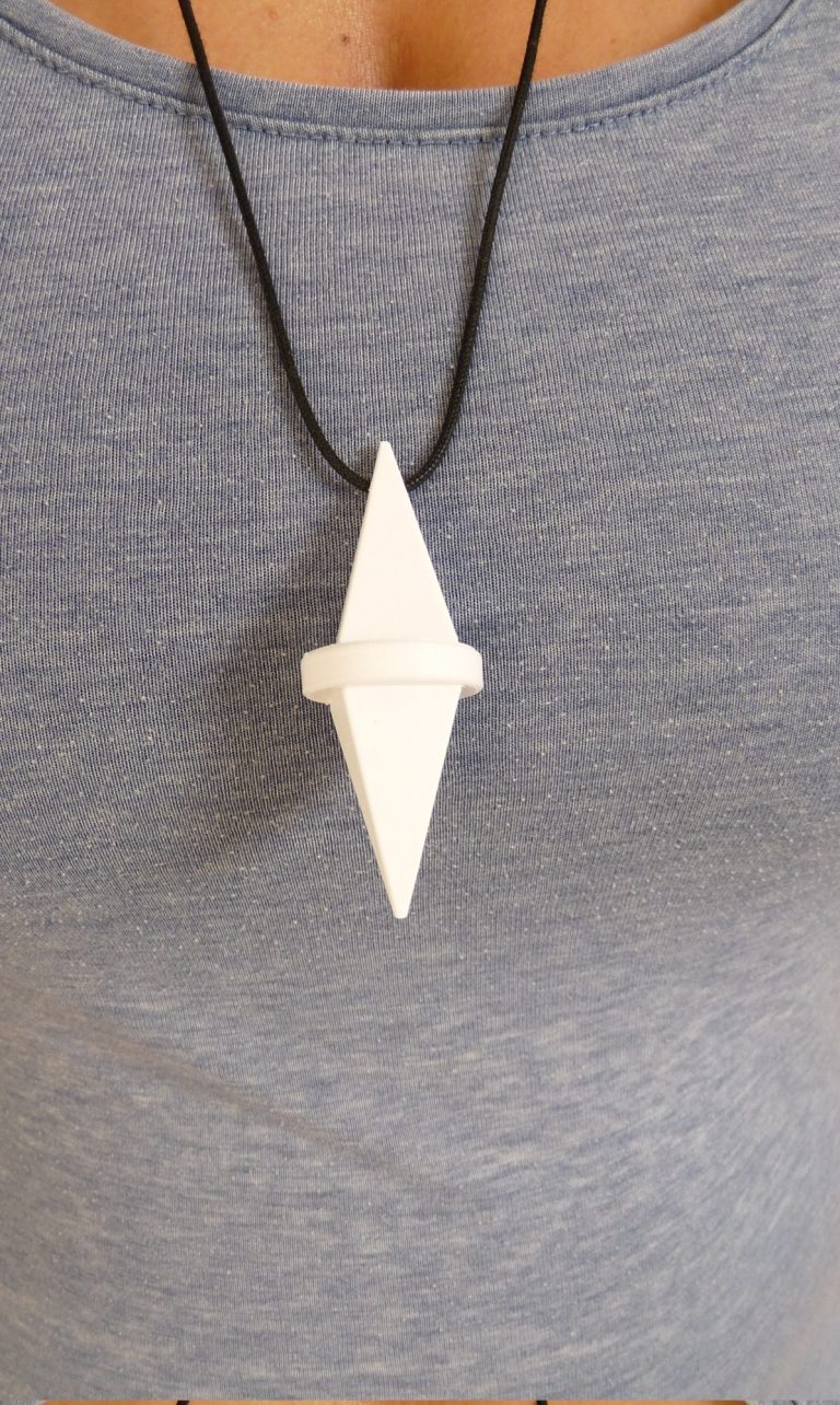 Eine Pyramide zum hineinsitzen im Garten