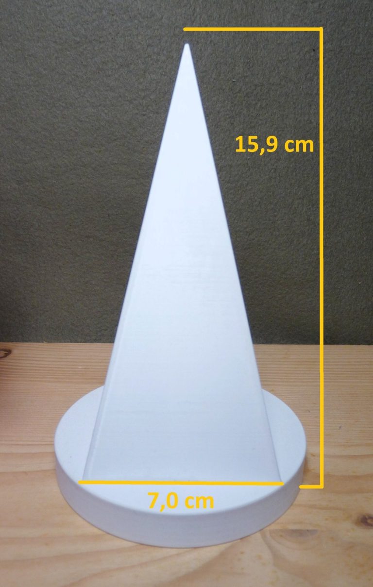 Eine Pyramide mit einem runden Podest steht auf einem Gartentisch mit blühenden Blumen. Die Pyrmide hat Höhen und Breitenmaße eingezeichnet.