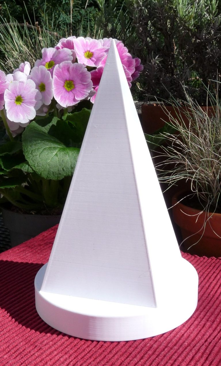 Hier steht eine Pyramide konstrueiert nach dem Goldenen Schnitt auf einem runden Podest auf einer Terasse