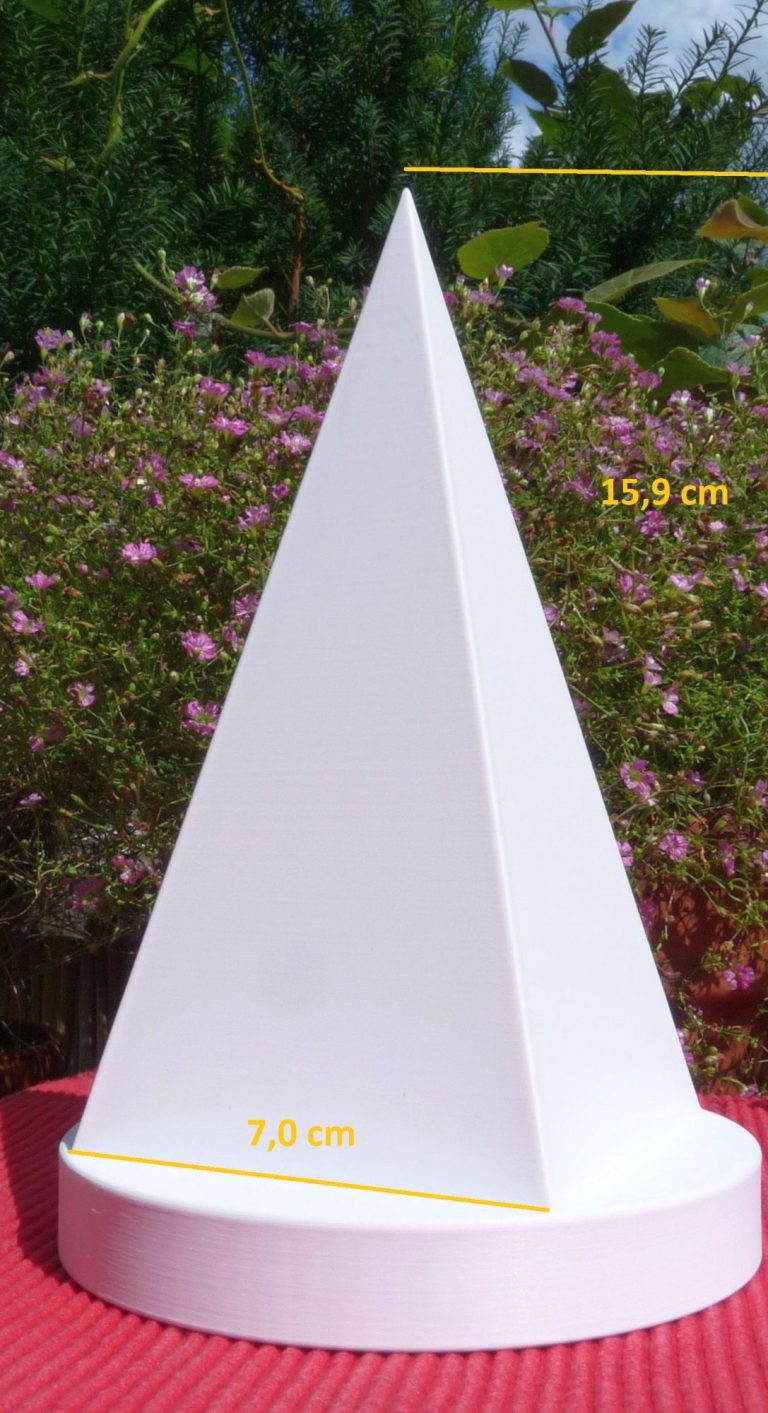 Eine Pyramide mit einem runden Podest steht auf einem Gartentisch mit blühenden Blumen. Die Pyrmide hat Höhen und Breitenmaße eingezeichnet.