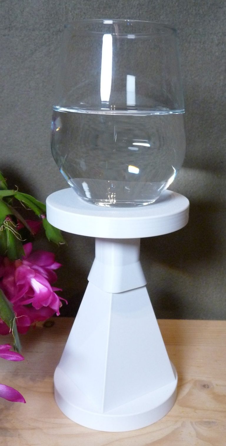 Podestpyamide umgedreht in einem Halter mit einem Glas Wasser zum energetisieren